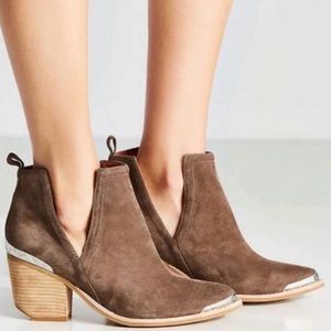 Jeffrey Campbell Cromwell taupe suede booties // Size 8